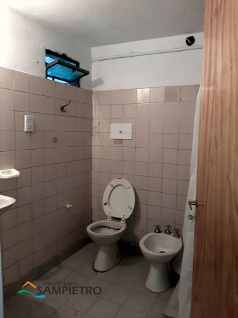 Casa 2 dorm, posibilidad local al frente, esquina frente a la plaza, Villa Urquiza