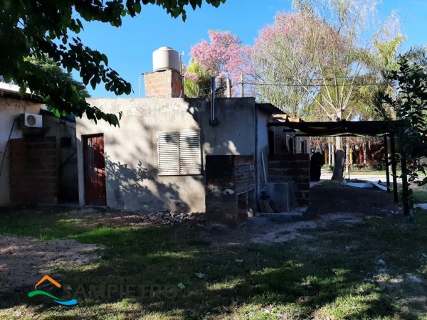 Casa 2 dorm, posibilidad local al frente, esquina frente a la plaza, Villa Urquiza