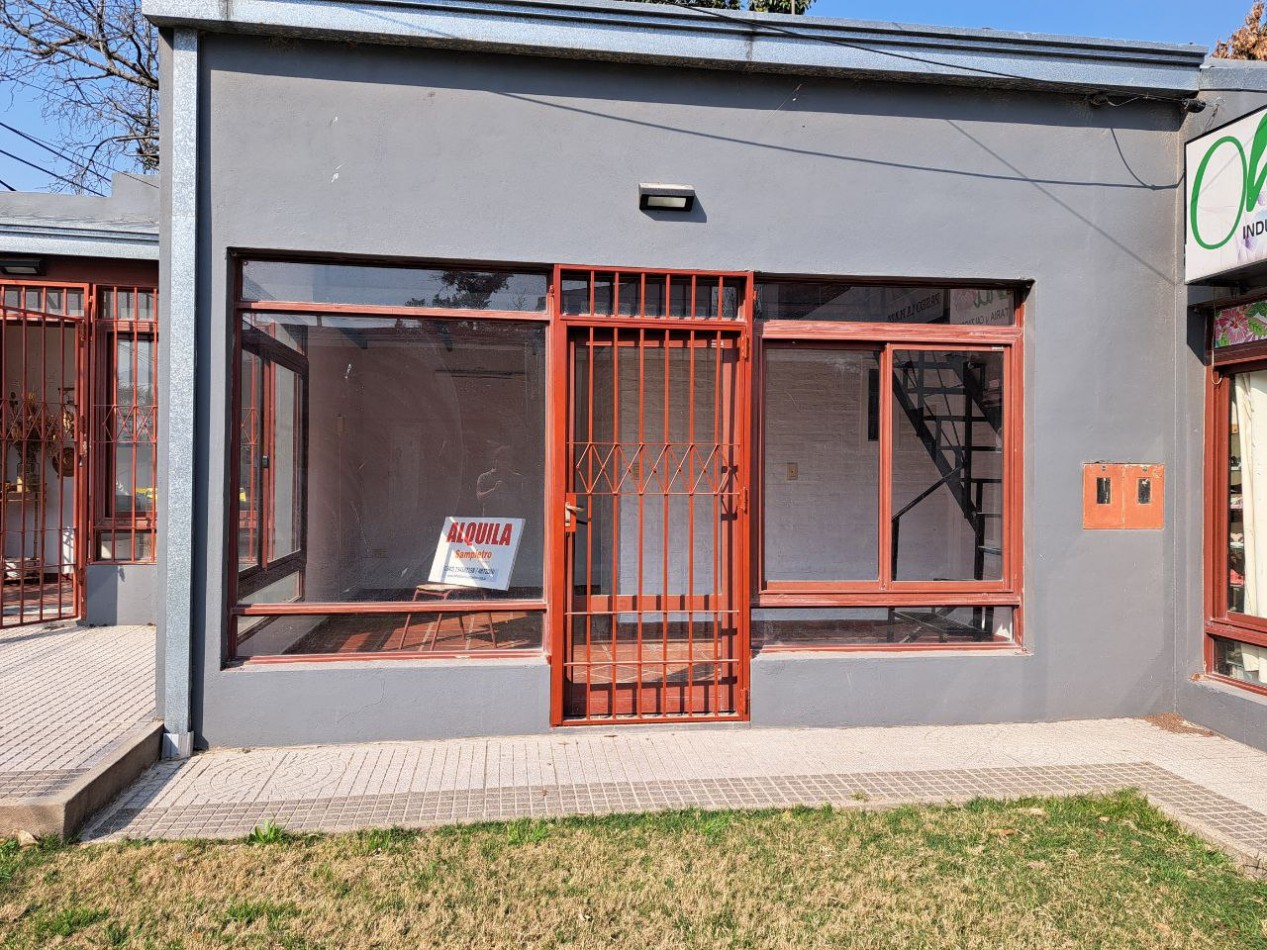 Local comercial frente a la plaza, Villa Urquiza. Local 1