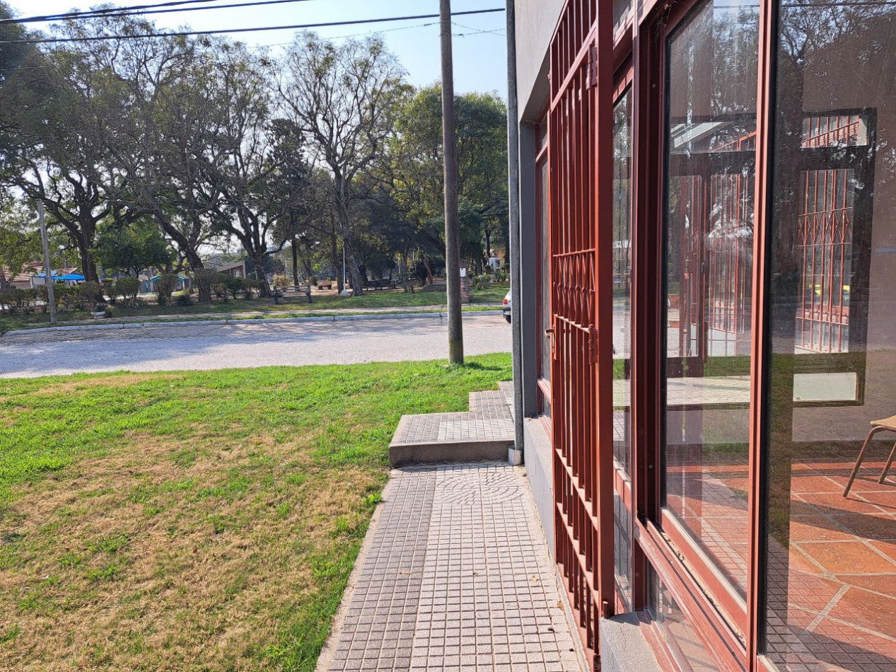 Local comercial frente a la plaza, Villa Urquiza. Local 1