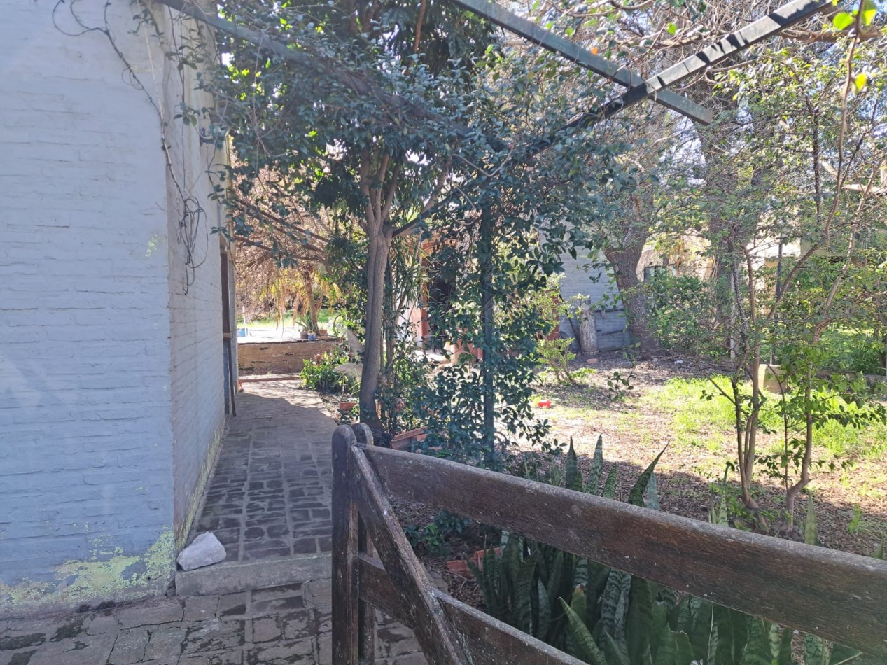 Casa quinta en Villa Urquiza, en avenida, cerca del rio con pileta
