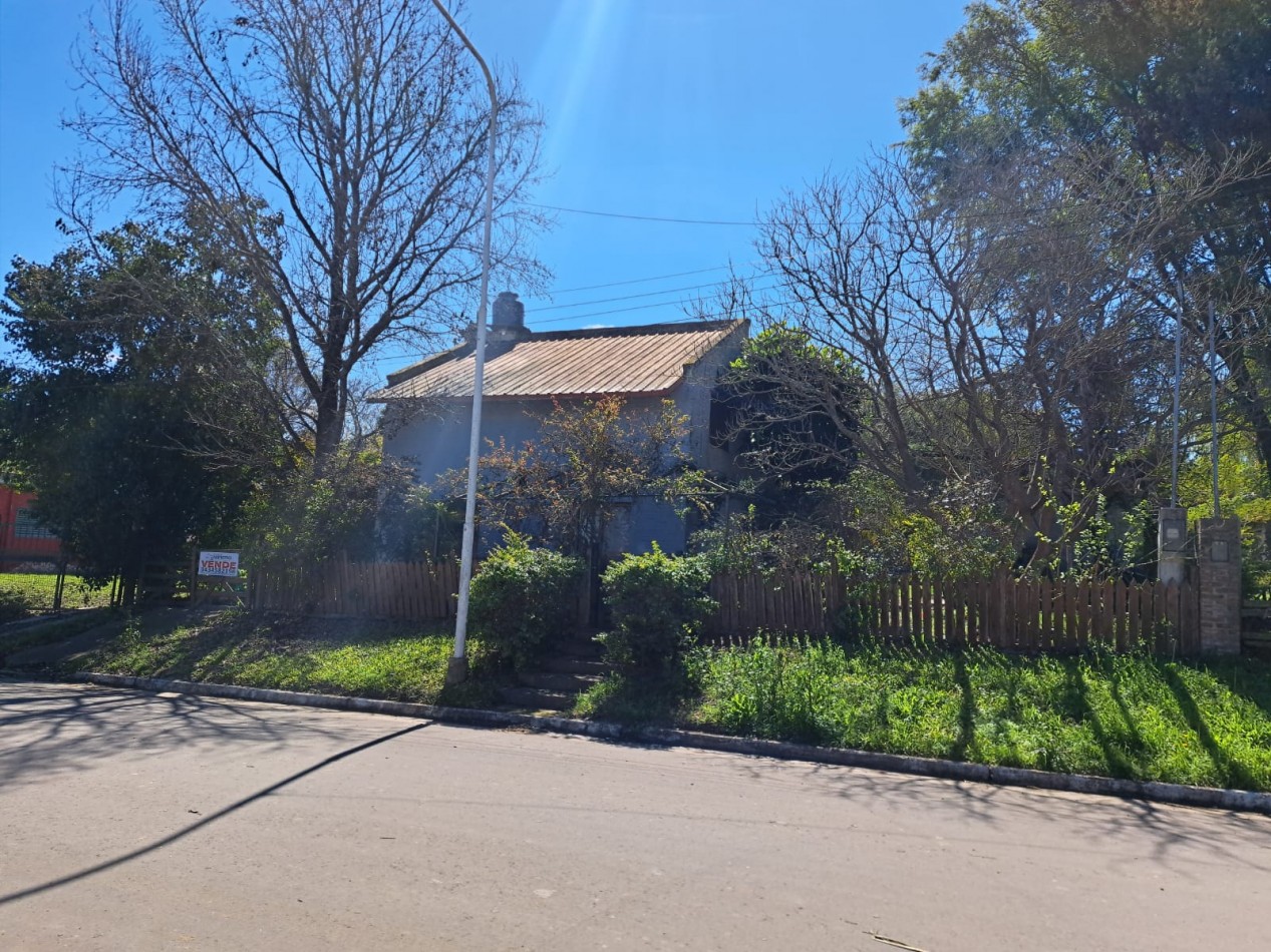 Casa quinta en Villa Urquiza, en avenida, cerca del rio con pileta