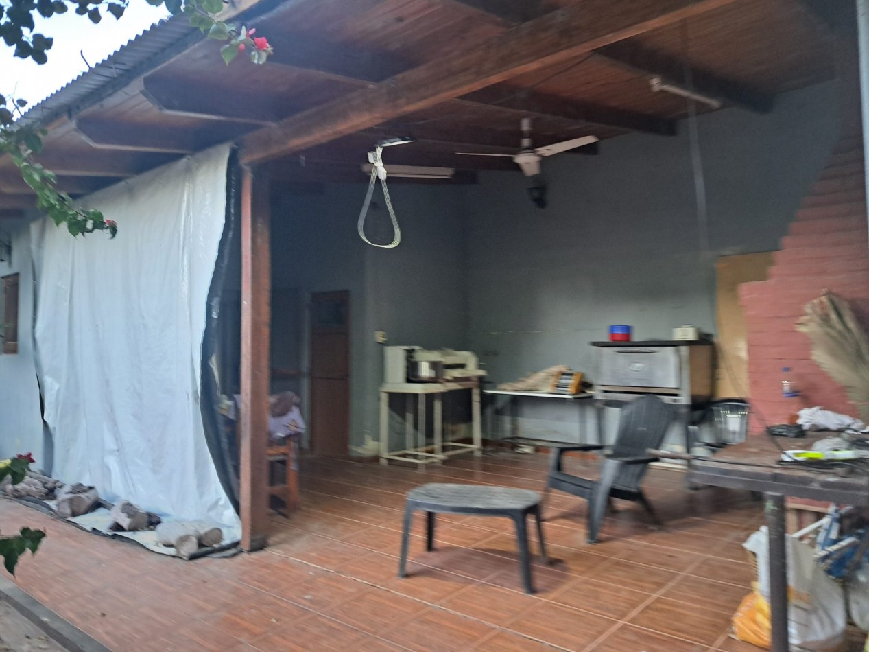 Casa quinta en Villa Urquiza, en avenida, cerca del rio con pileta