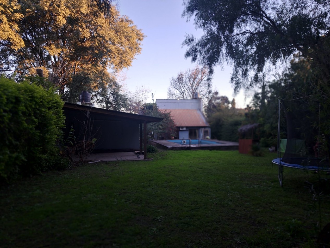 Casa quinta en Villa Urquiza, en avenida, cerca del rio con pileta