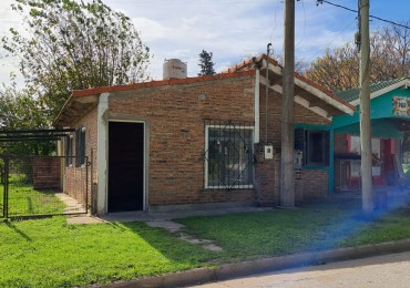 Casa con posibilidad de local comercial. 2 dorm, esquina frente a la plaza, Villa Urquiza