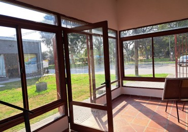 Local comercial, frente a la plaza, Villa Urquiza. Local 1.